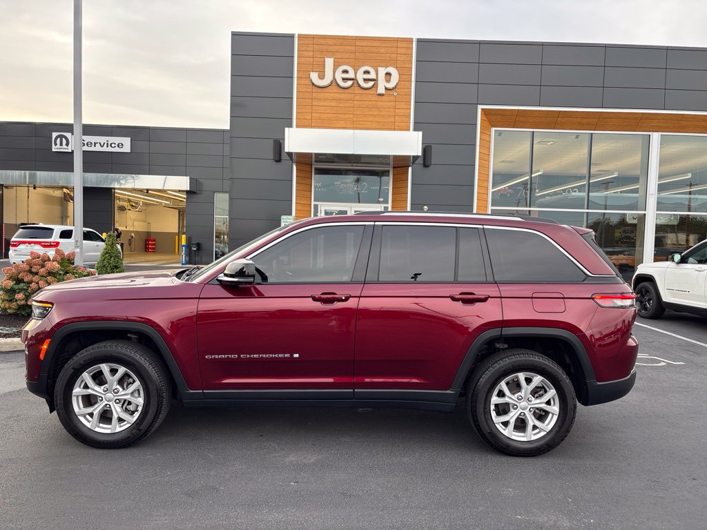 Used 2024 Jeep Grand Cherokee Limited w/ Luxury Tech Group II AWD/4WD image 2