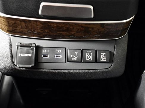 Certified 2025 Toyota Sienna Platinum image 21