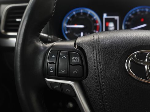 Used 2019 Toyota Highlander XLE image 25