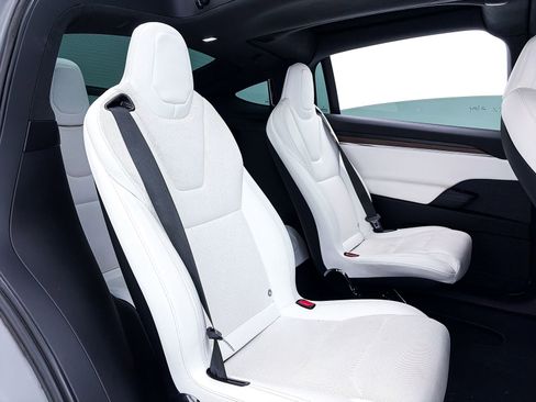 Used 2022 Tesla Model X image 32