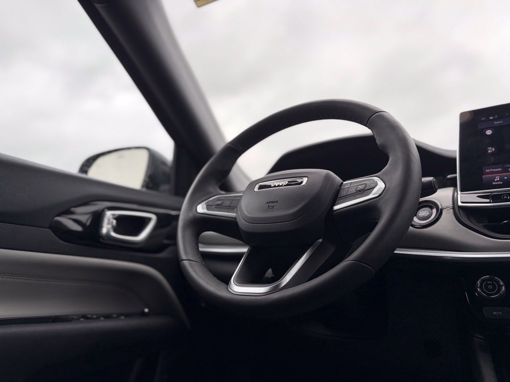 Certified 2025 Jeep Compass Limited AWD/4WD image 38