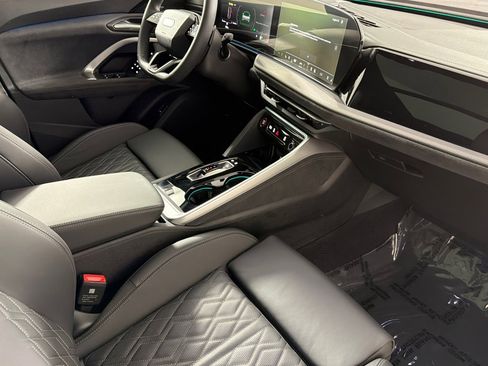 Used 2025 Audi SQ5 Premium Plus w/ Premium Plus Package image 15