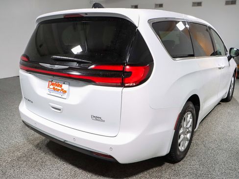 Used 2023 Chrysler Pacifica Touring-L image 7