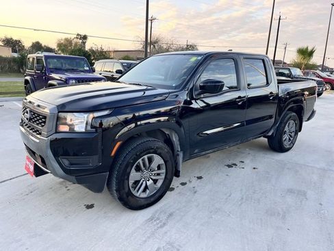 Used 2025 Nissan Frontier SV image 3