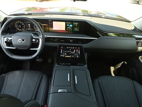 Used 2025 INFINITI QX80 Sensory image 3