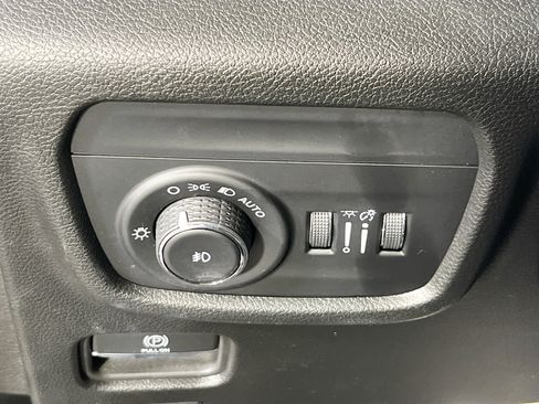 Used 2023 Jeep Grand Cherokee L Limited AWD/4WD image 10