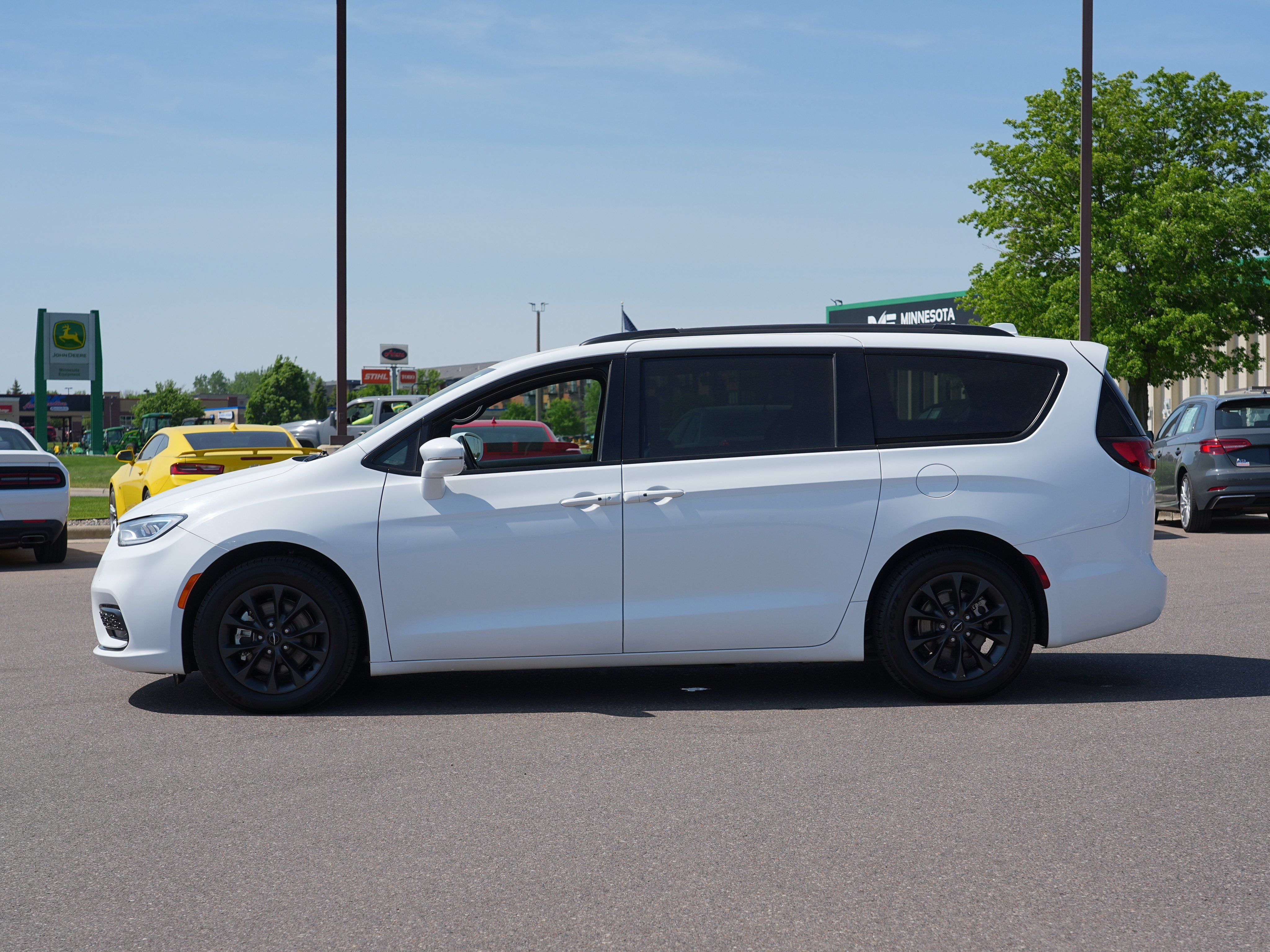 Used 2021 Chrysler Pacifica Touring-L w/ S Appearance Package FWD image 6