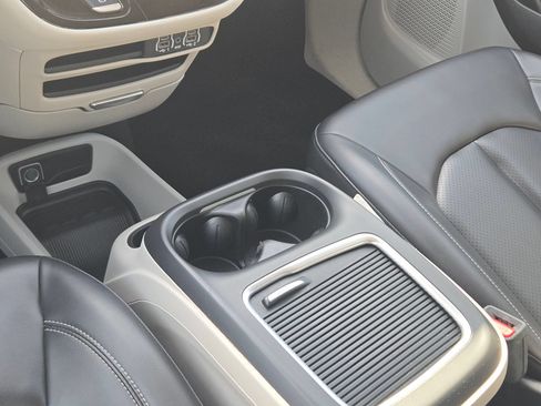 Used 2023 Chrysler Pacifica Touring-L FWD image 17