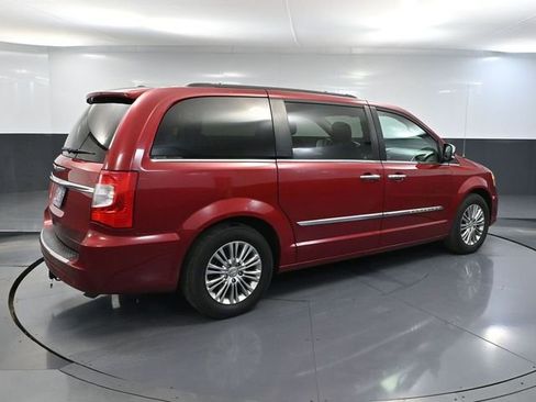 Used 2016 Chrysler Town & Country Touring-L FWD image 4