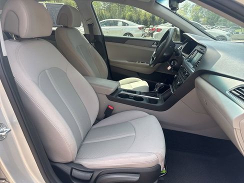 Used 2017 Hyundai Sonata SE w/ Cargo Package image 8