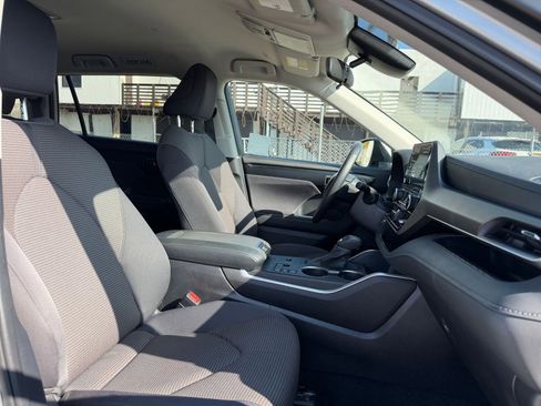 Used 2025 Toyota Highlander LE image 37