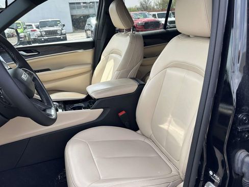 Used 2023 Jeep Grand Cherokee Limited AWD/4WD image 17