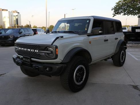 Used 2023 Ford Bronco Badlands AWD/4WD image 3