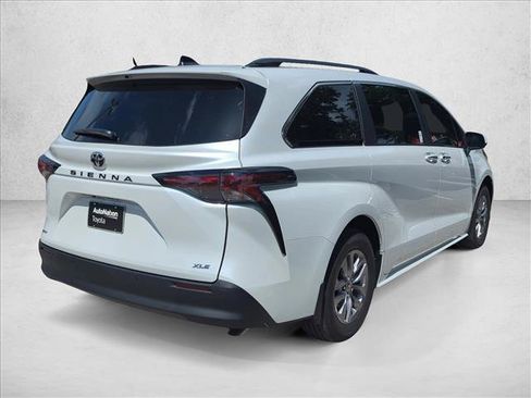 New 2026 Toyota Sienna XLE FWD image 4