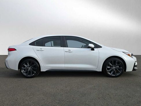 Used 2025 Toyota Corolla SE image 2