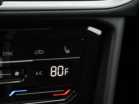 Certified 2025 Volkswagen Taos SE w/ Panoramic Sunroof Package image 29