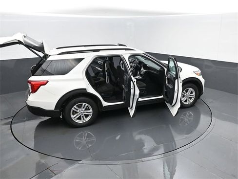 Used 2022 Ford Explorer XLT image 28