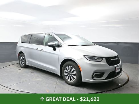 Used 2023 Chrysler Pacifica Touring-L FWD image 4