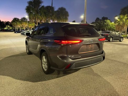 Used 2022 Toyota Highlander LE FWD image 3