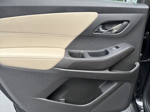 Used 2022 Chevrolet Traverse LS FWD image 22