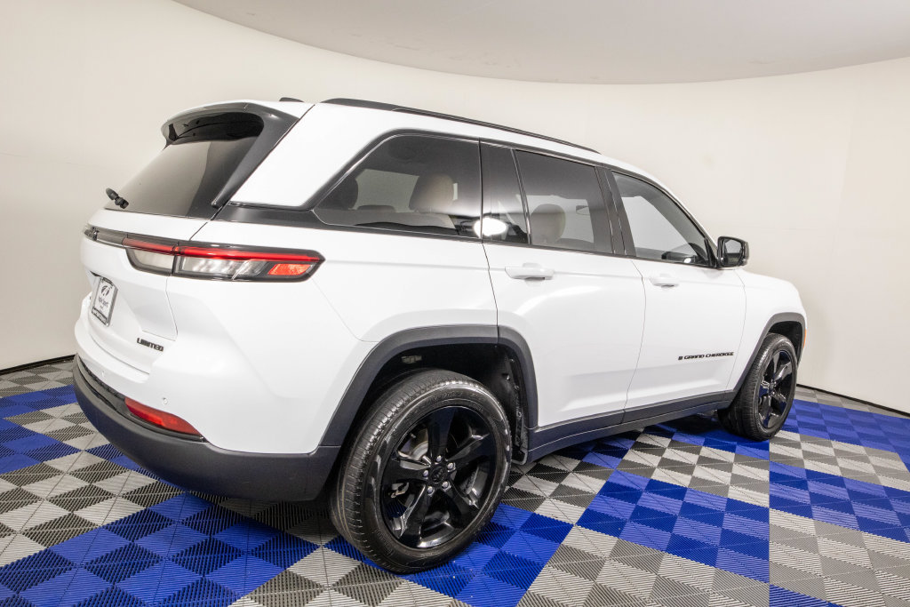 Used 2025 Jeep Grand Cherokee Limited w/ Black Appearance Package AWD/4WD image 6