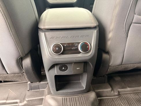 Used 2025 Ford Explorer Active AWD/4WD image 13