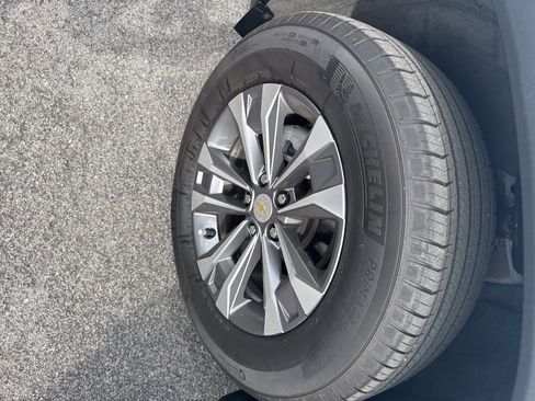 Used 2025 Chevrolet Equinox LT w/ Safety and Technology Package image 2