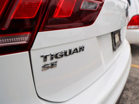 Used 2021 Volkswagen Tiguan SE w/ Panoramic Sunroof Package FWD image 11