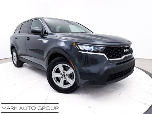Used 2022 Kia Sorento LX image 1