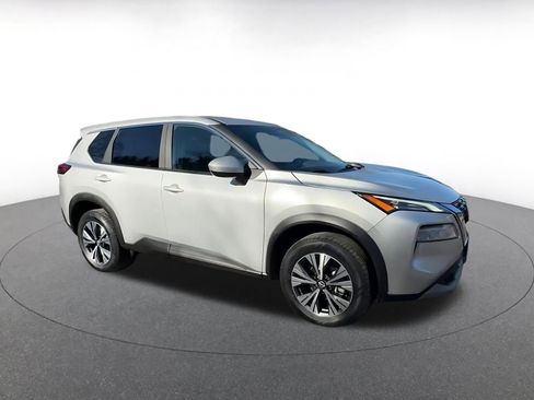 Used 2023 Nissan Rogue SV image 2