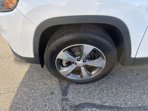 Used 2019 Jeep Cherokee Limited image 27