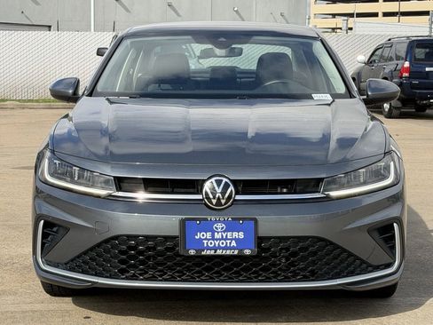 Used 2025 Volkswagen Jetta SE image 3