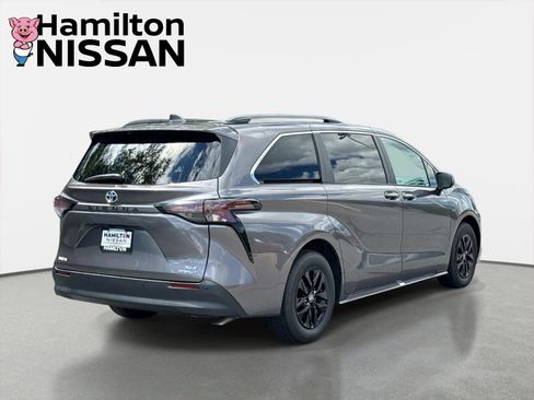 Used 2024 Toyota Sienna XLE FWD image 2
