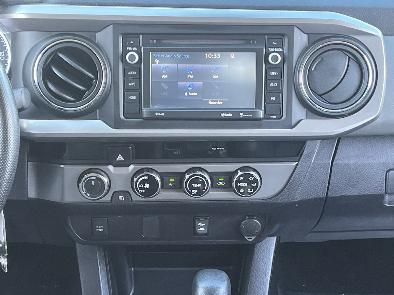 Used 2018 Toyota Tacoma SR5 AWD/4WD image 15
