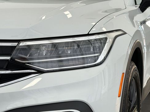 Used 2024 Volkswagen Tiguan SE w/ Panoramic Sunroof Package image 11