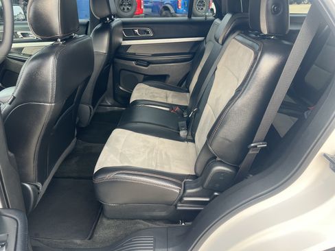 Used 2017 Ford Explorer XLT w/ Equipment Group 202A FWD image 15