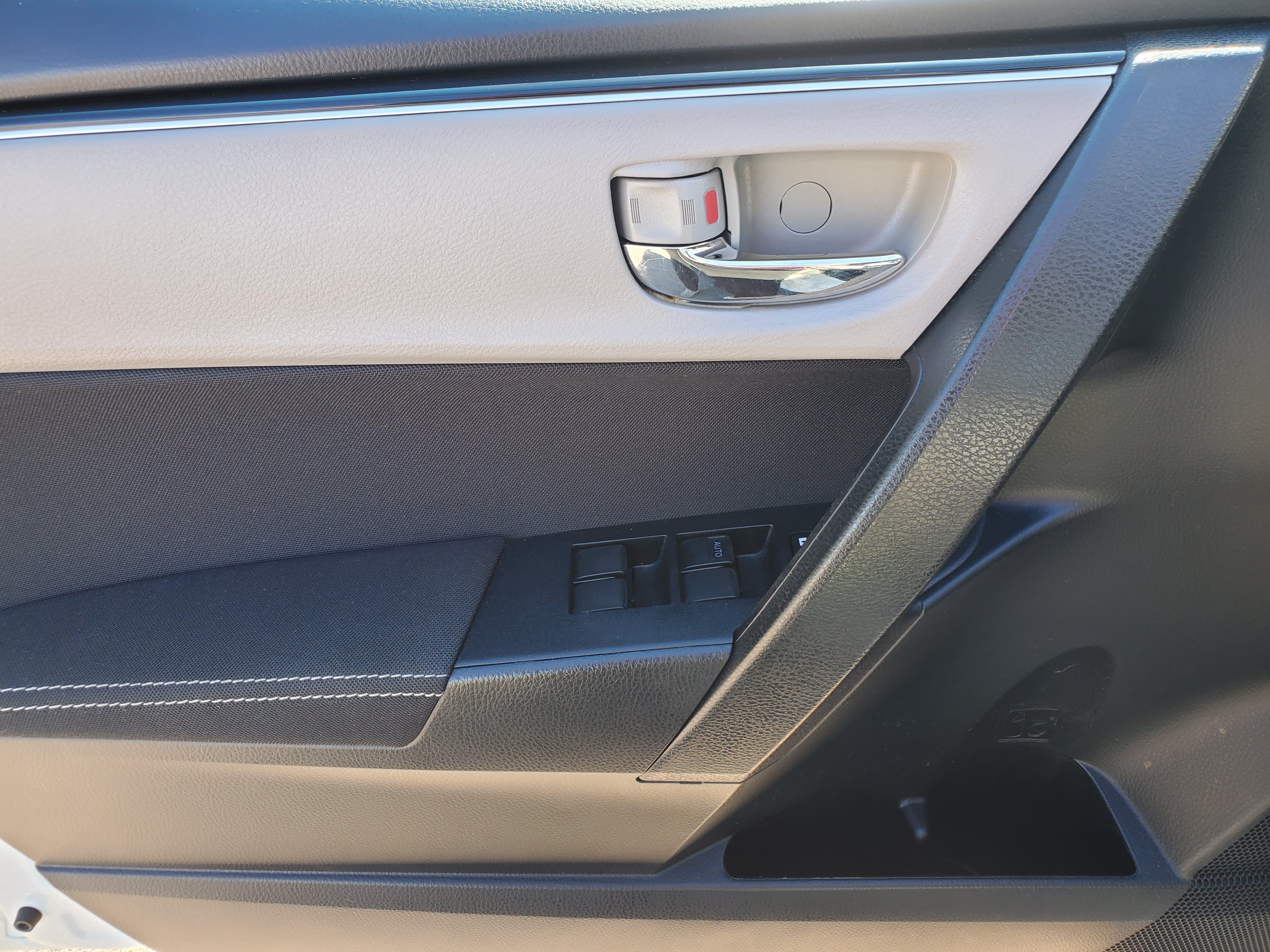 Used 2018 Toyota Corolla LE FWD image 23