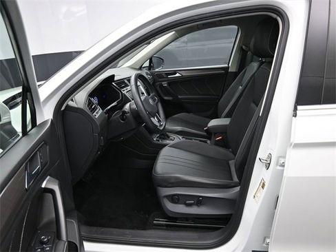 Used 2023 Volkswagen Tiguan SE image 9