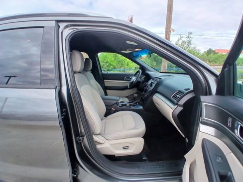 Used 2018 Ford Explorer XLT FWD image 16