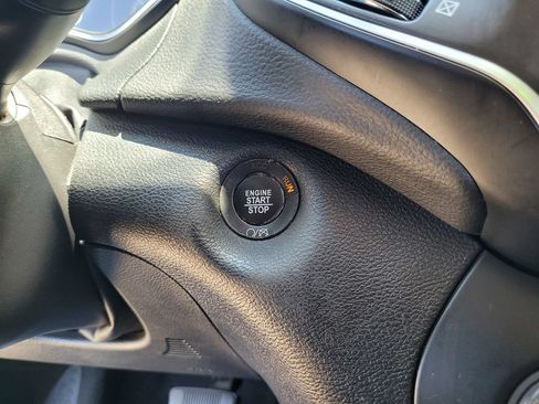 Used 2019 Jeep Cherokee Latitude Plus w/ Comfort/Convenience Group FWD image 24