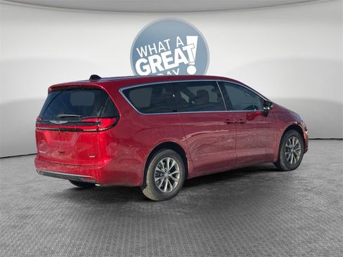 Certified 2026 Chrysler Pacifica Select image 9