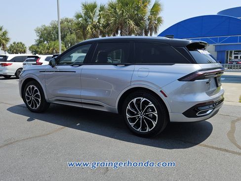 Used 2025 Lincoln Nautilus Reserve AWD/4WD image 3