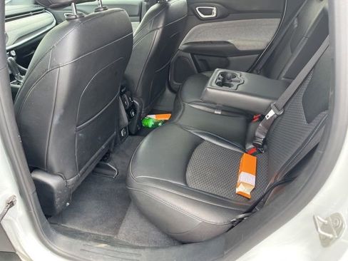 Used 2024 Jeep Compass Latitude AWD/4WD image 6