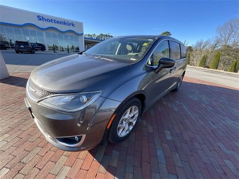 Used 2018 Chrysler Pacifica Touring Plus image 6