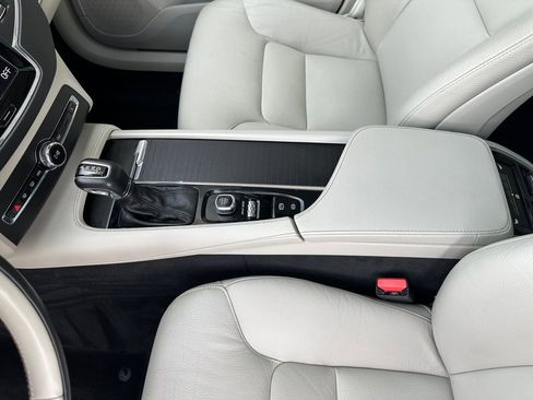 Used 2020 Volvo XC90 T5 Momentum w/ Protection Package image 13