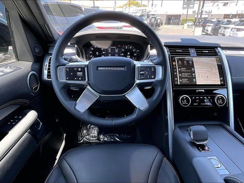Used 2025 Land Rover Discovery Dynamic SE AWD/4WD image 5