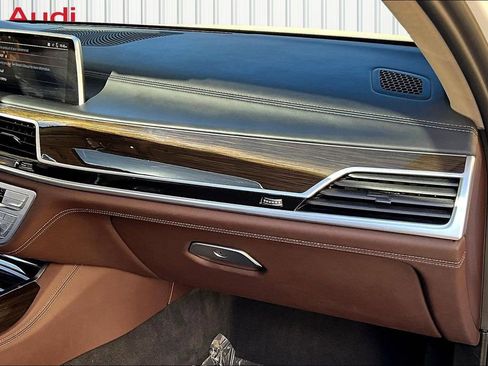 Used 2022 BMW 750i xDrive w/ Executive Package image 26