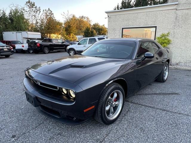 Used 2019 Dodge Challenger SXT w/ Driver Convenience Group RWD image 3