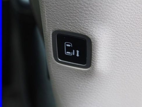 Used 2023 Chrysler Pacifica Touring-L image 23