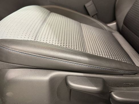 Used 2025 Chevrolet Trax LT w/ LT Convenience Package image 10